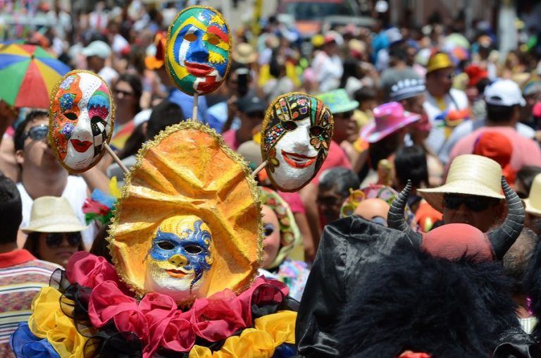 Destinos econômicos para viajar em cima da hora no Carnaval Guia