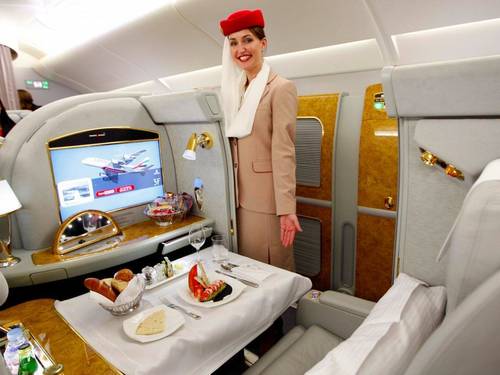 Emirates contrata funcionários