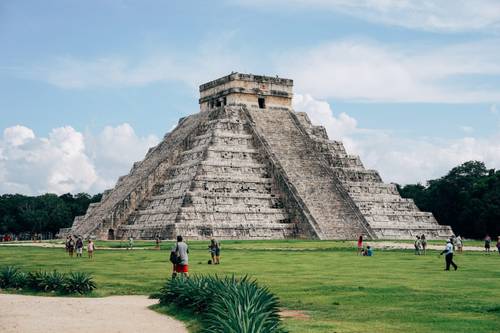 turista sobe piramide no mexico