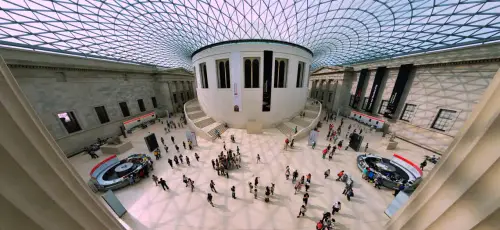 Fotografia panorâmica de pessoas dentro de um museu