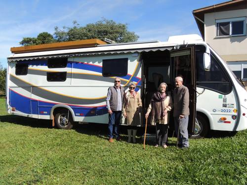 casal viajando de motor home