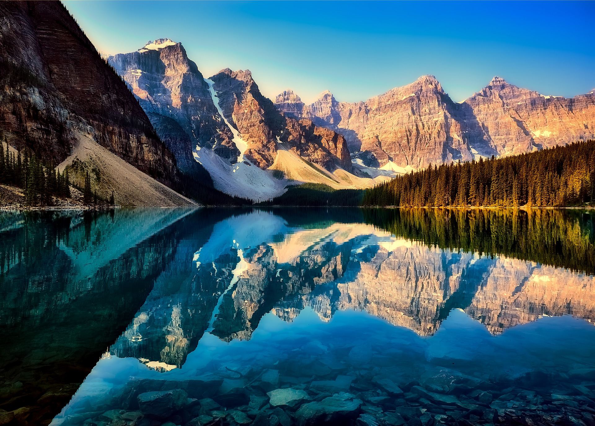 O Azul Surpreendente Do Lago Moraine No Canad 