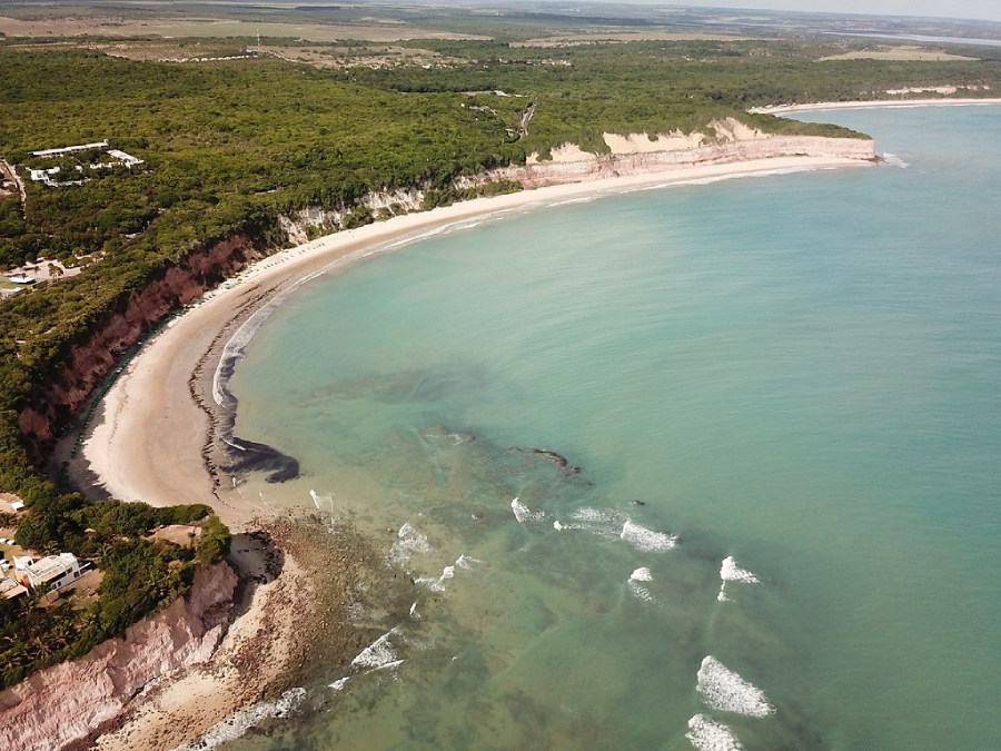 Baía dos Golfinhos, uma das praias mais bonitas do Brasil