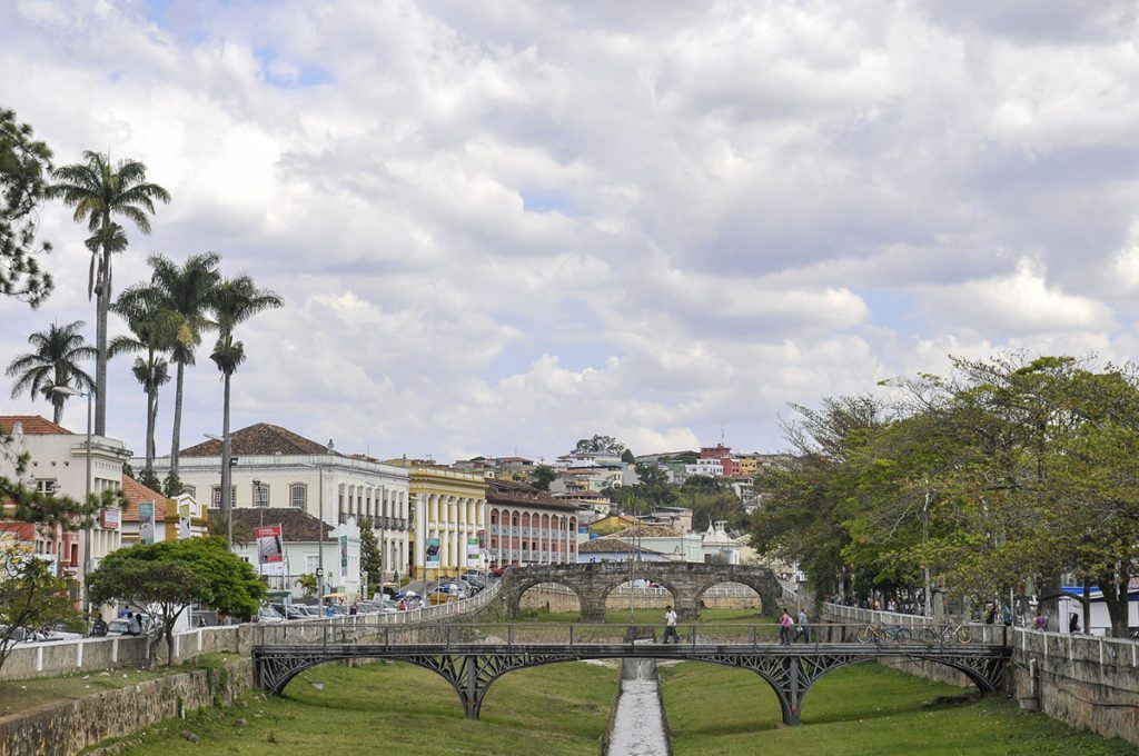 Rua Getúlio Vargas no Centro Histórico de São João del-Rei com a Igreja do Carmo ao fundo
