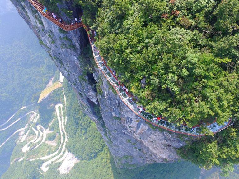 Ponte de vidro construída a 4600 metros de altura é atração na China