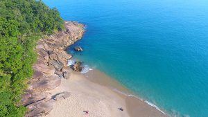 Fugindo para o litoral paulista, conheça a Praia da Sununga
