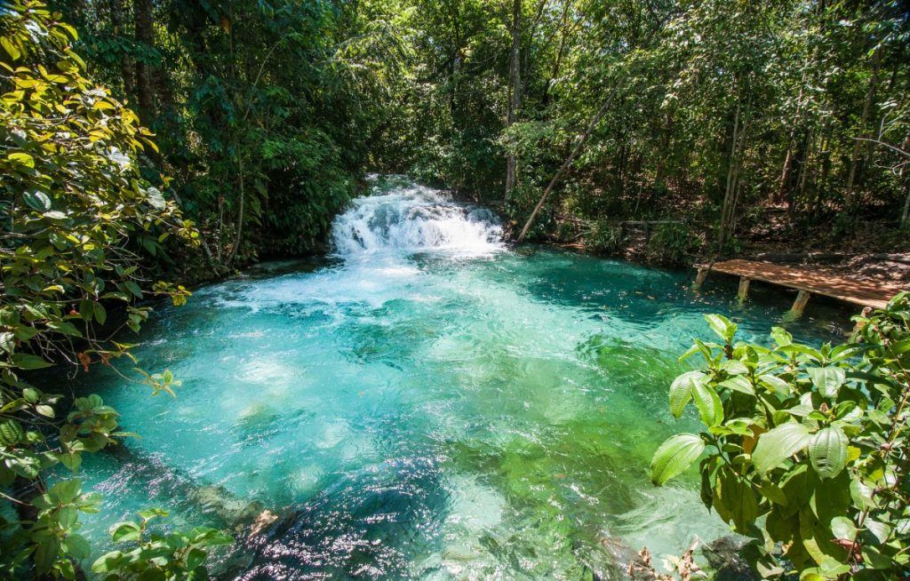 Cachoeiras com águas incrivelmente azuis para você conhecer no Brasil