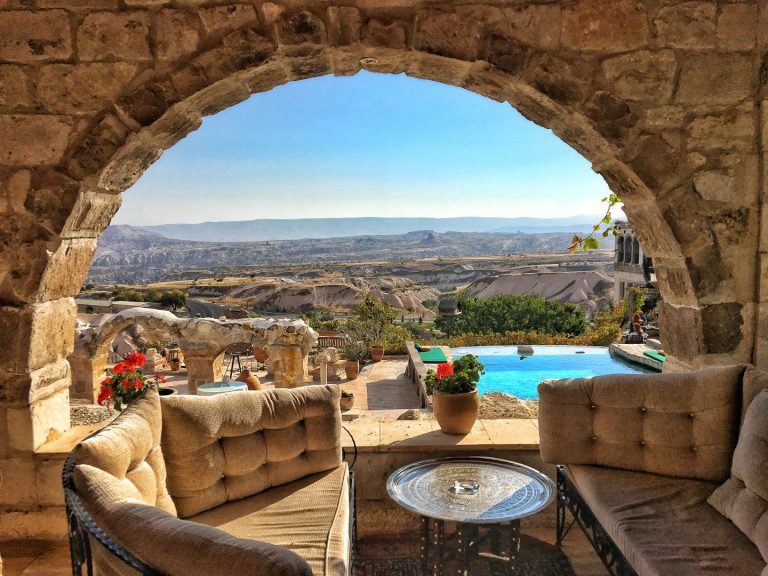 Conheça os luxuosos hotéis instalados em cavernas na Turquia