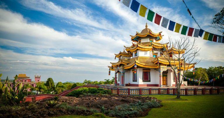 Conheça o templo budista de Chagdud Gonpa Khadro Ling em Três Coroas
