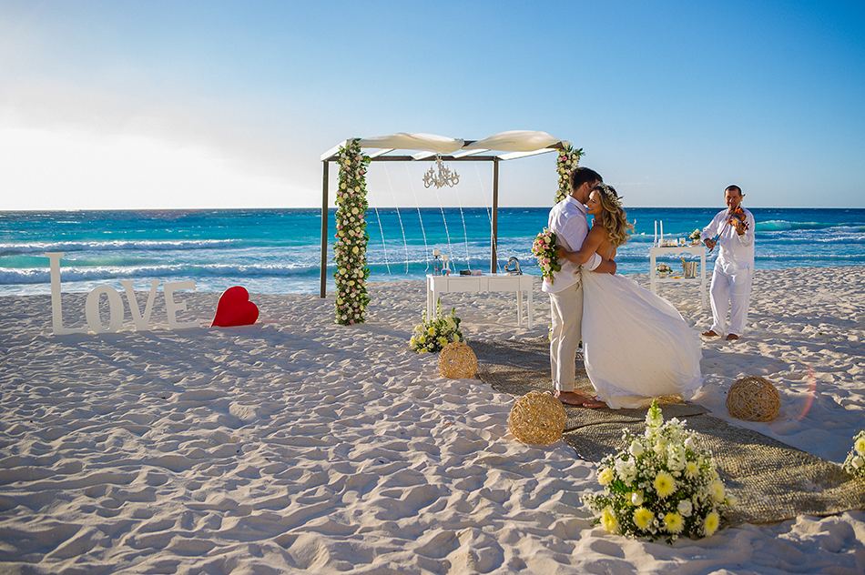 Agência brasileira organiza casamentos na praia em Cancún