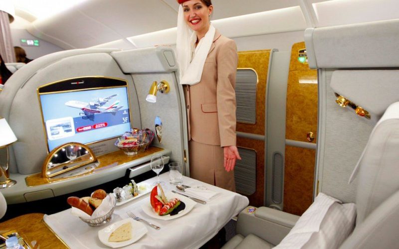 Emirates contrata funcionários