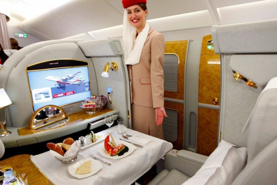 Emirates contrata funcionários
