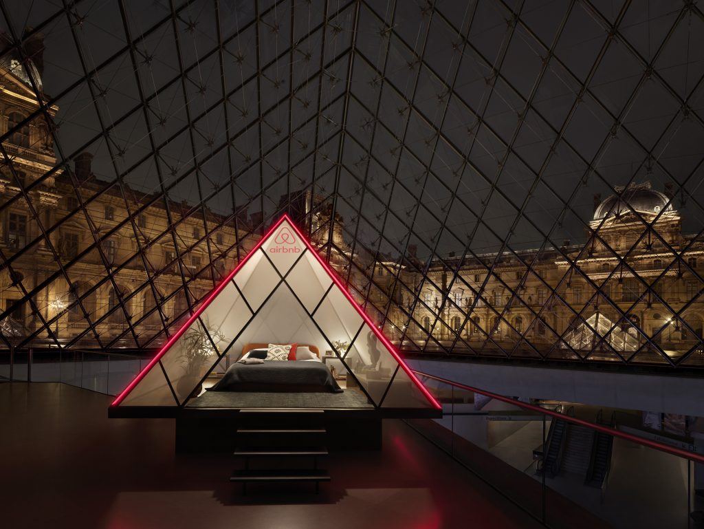 Você pode ganhar uma noite dentro da pirâmide de vidro do Louvre