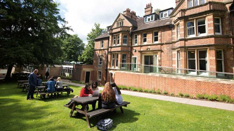 High School na Inglaterra: qual escola escolher para fazer intercâmbio?