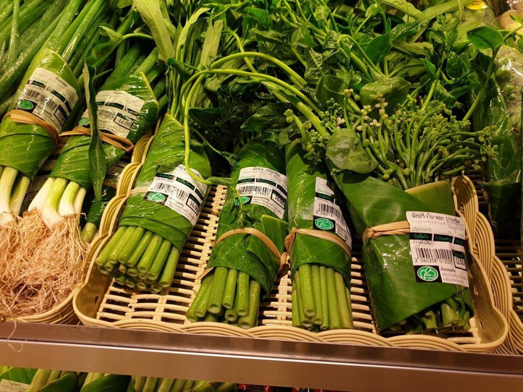 Mercado tailandês troca embalagens plásticas por folhas de bananeira