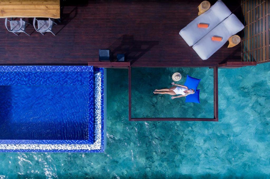 Resort nas Maldivas permite dormir sobre as águas do mar