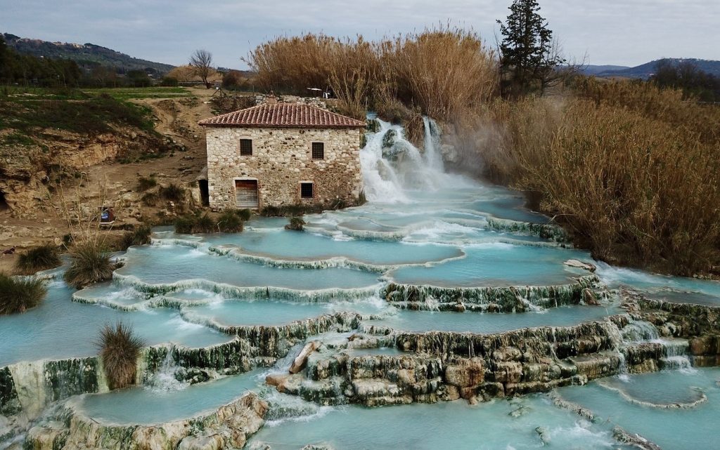 Termas de Saturnia: conheça as incríveis cascatas de águas quentes da Toscana