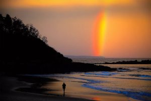 Fotógrafo registra arco-íris bicolor em praia na Austrália