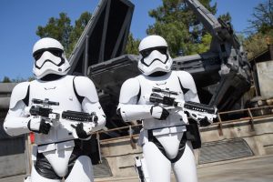 Stormtroopers serão responsáveis por distanciamento social em parques da Disney