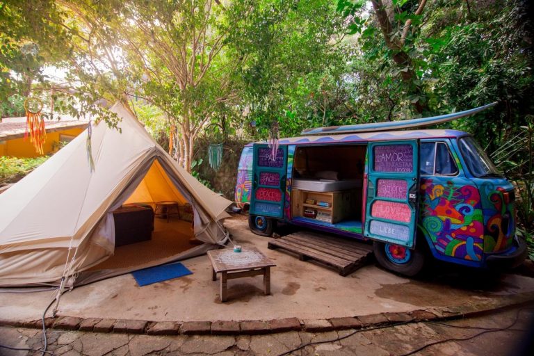 Hostel em Ilhabela oferece hospedagem em kombi, cabana e até casa na árvore