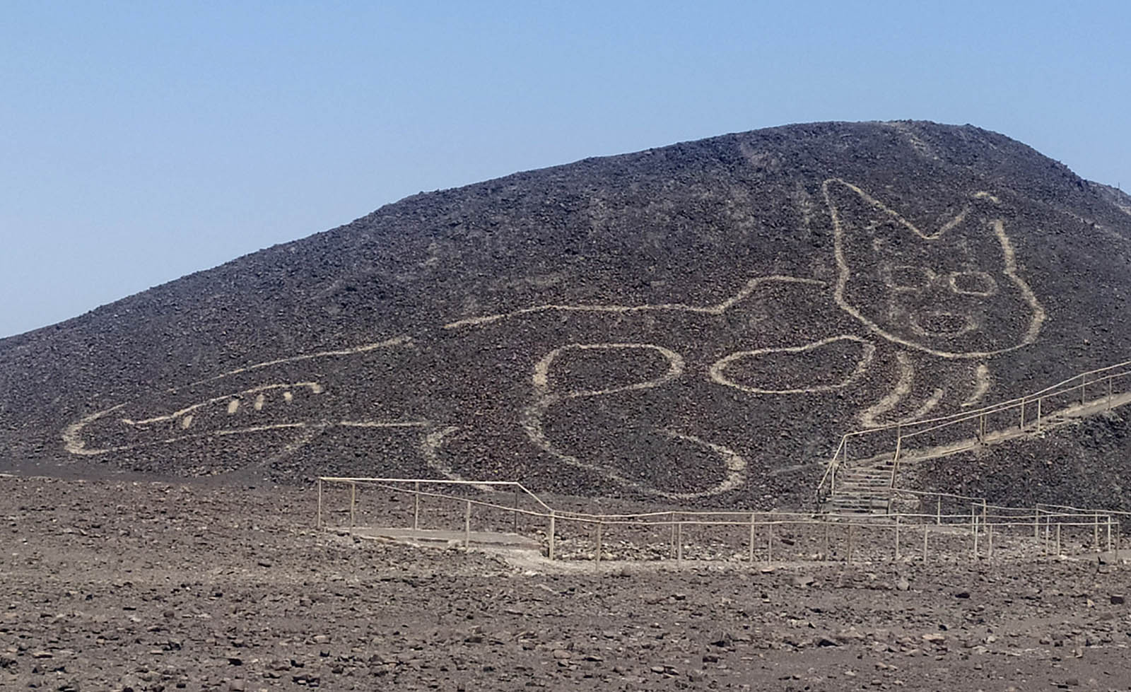 Arqueólogos encontram ‘Gatinho’ de 37 metros entre geoglifos no Peru
