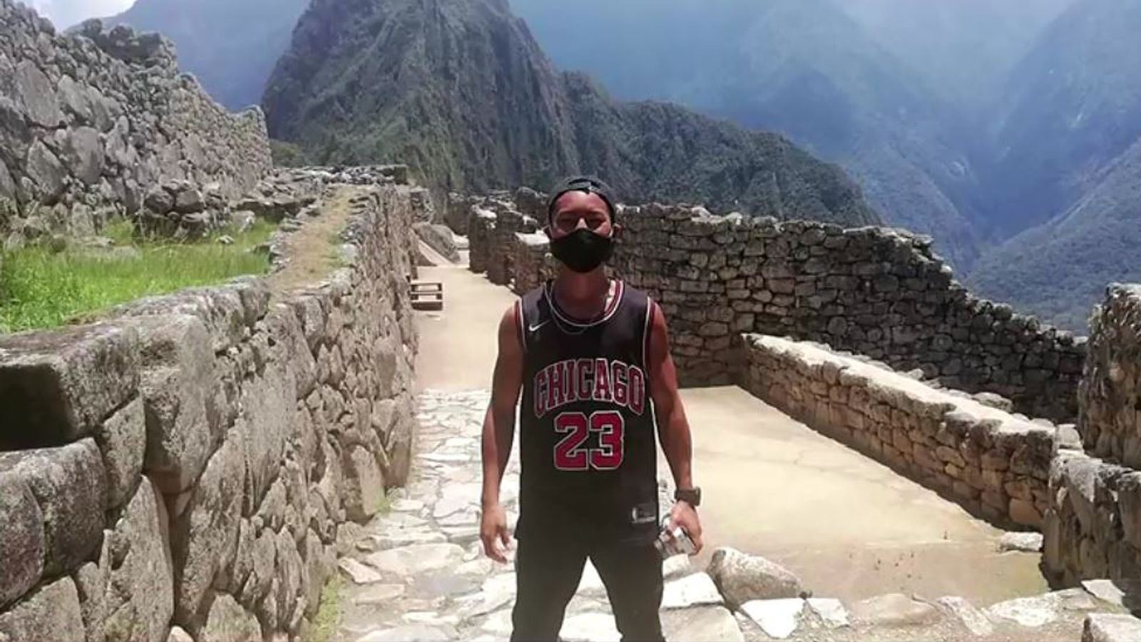 Turista visita Machu Picchu sozinho