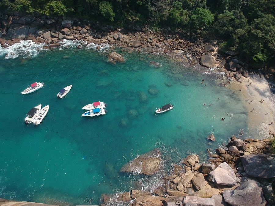 What is it like to travel on a sailboat between Paraty and Angra dos Reis
