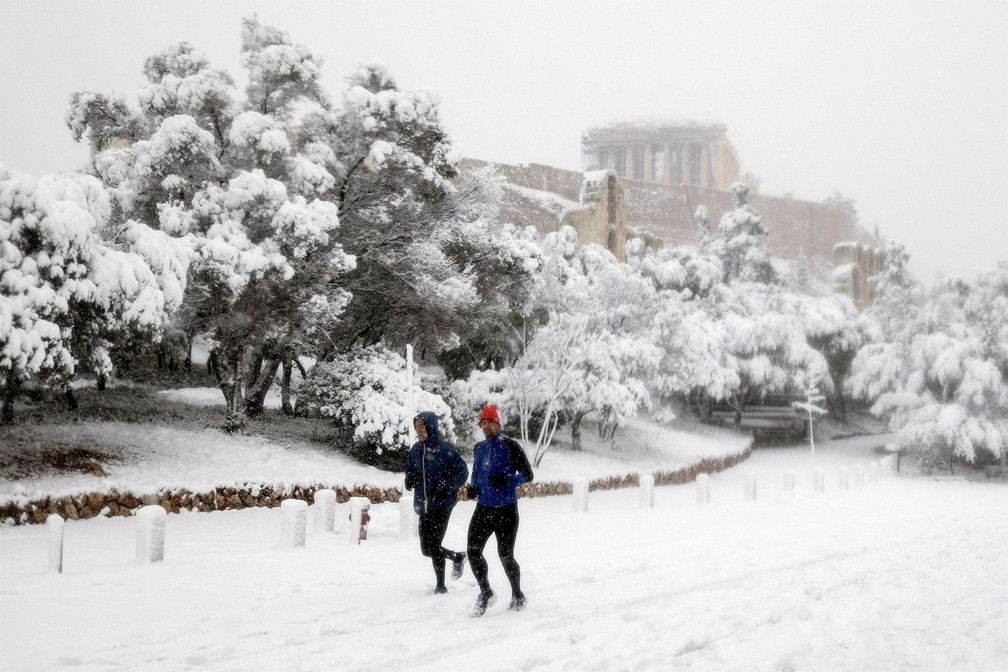 Grécia coberta e neve acropole