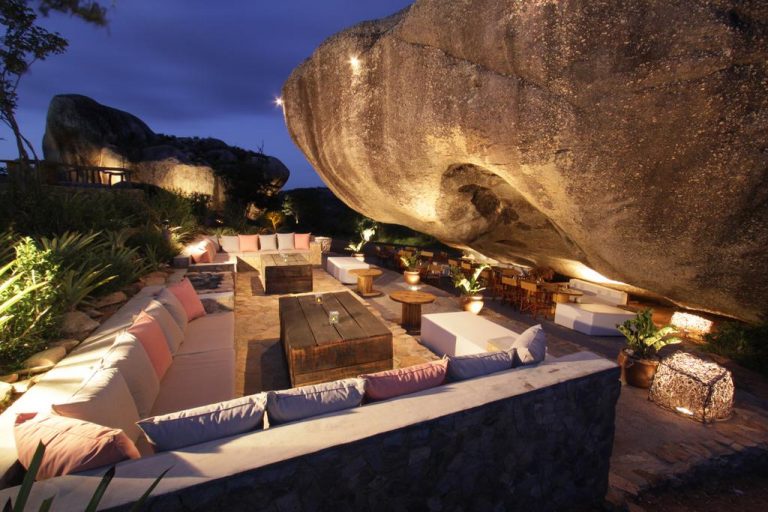 Pousada construída sobre rochas atrai turistas no Rio Grande do Norte