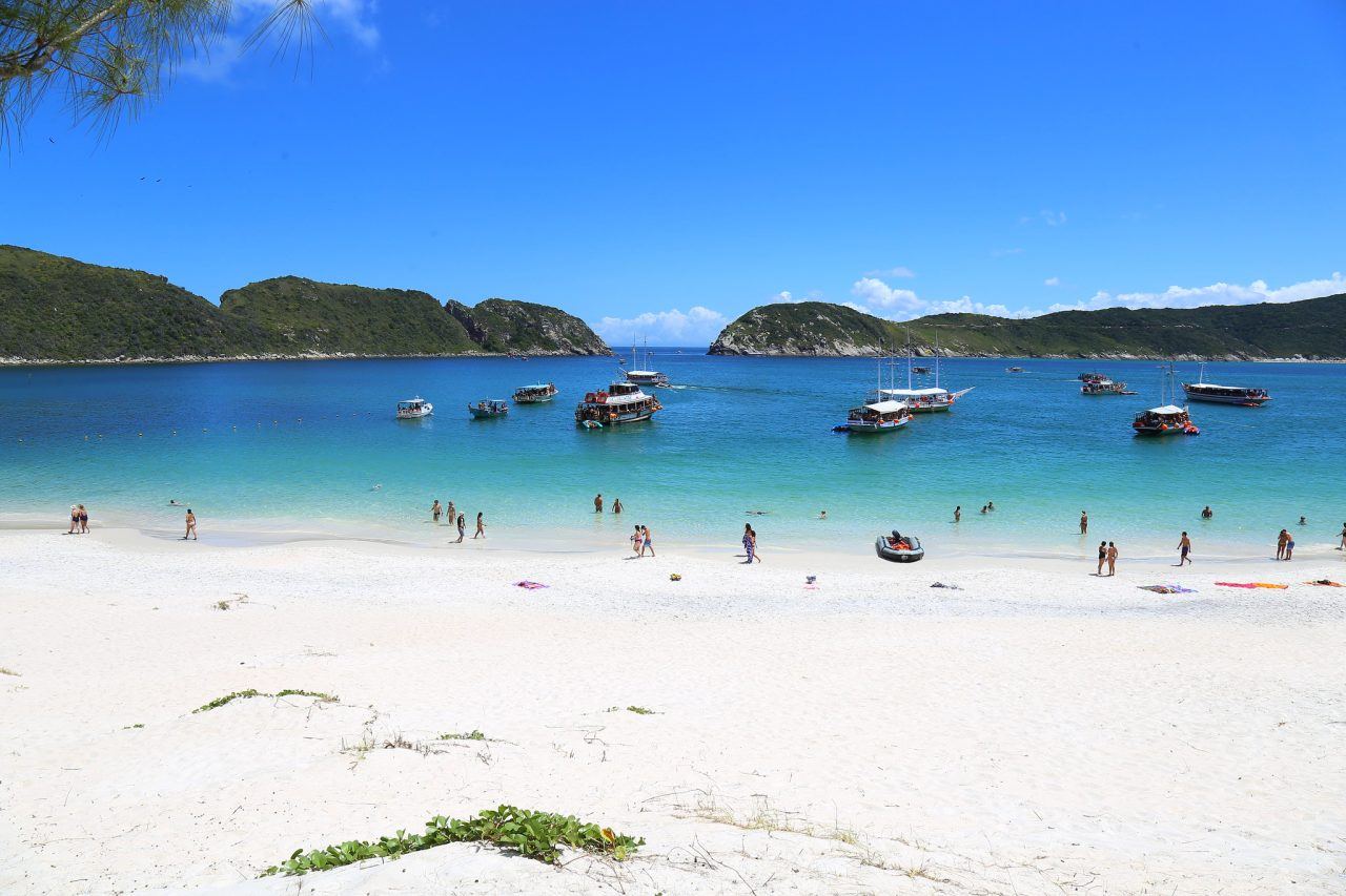 Conheça a Praia do Pontal do Atalaia, em Arraial do Cabo