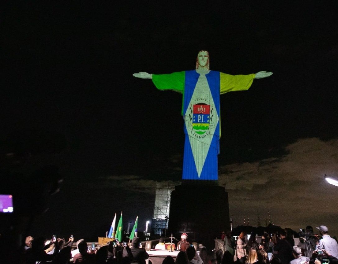 Cristo Redentor recebe as cores da bandeira de Itaguaí