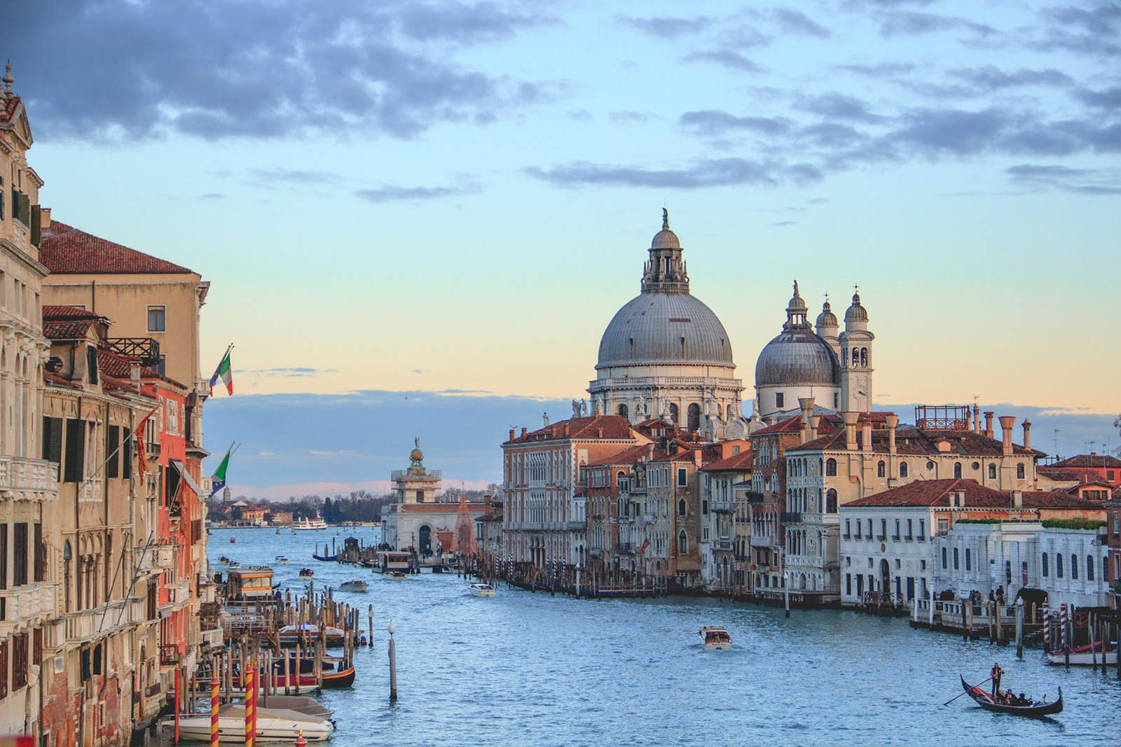 Veneza quer rastrear celulares de turistas para controlar fluxo na cidade