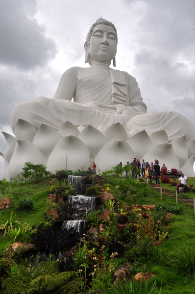 Maior estátua de Buda no Brasil, em Ibiraçu
