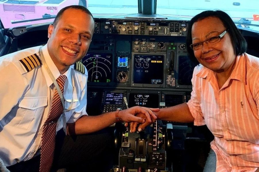 Piloto viraliza com homenagem à mãe
