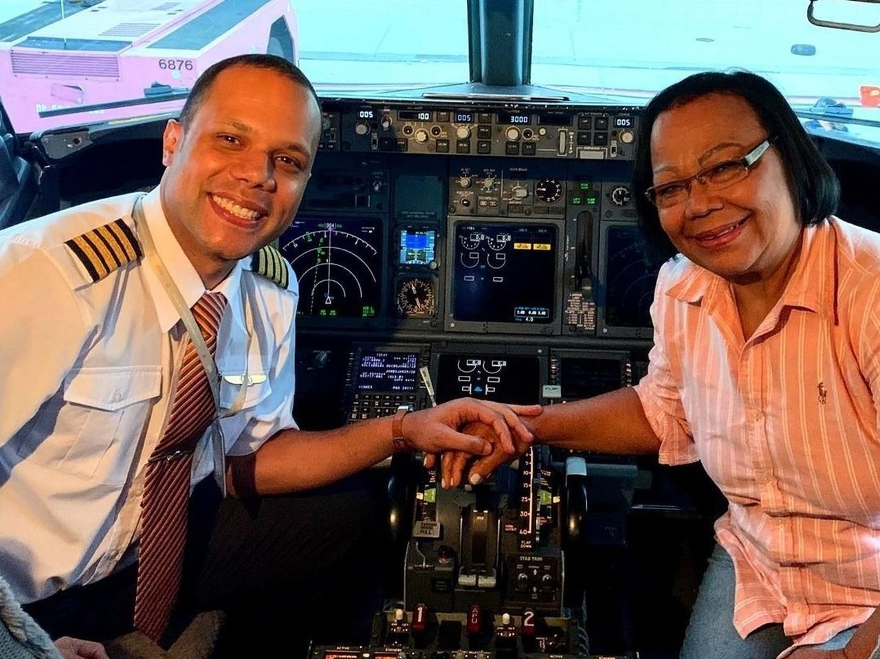 Piloto viraliza com homenagem à mãe