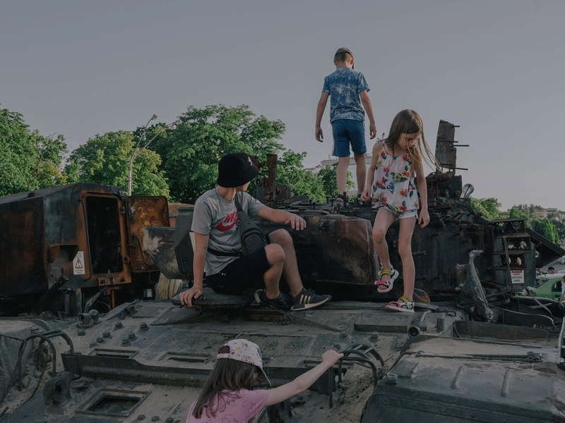 Revista Time mostra crianças brincam em cima de um tanque de guerra