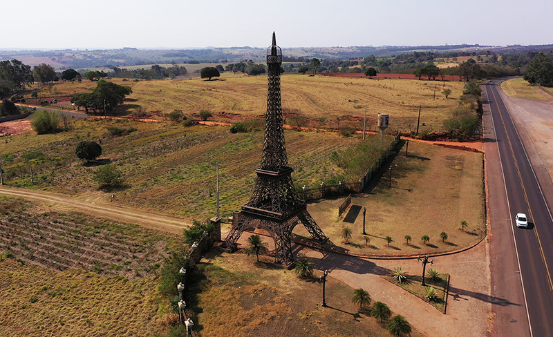 Réplica da Torre Eiffel em uma cidade do interior do Paraná