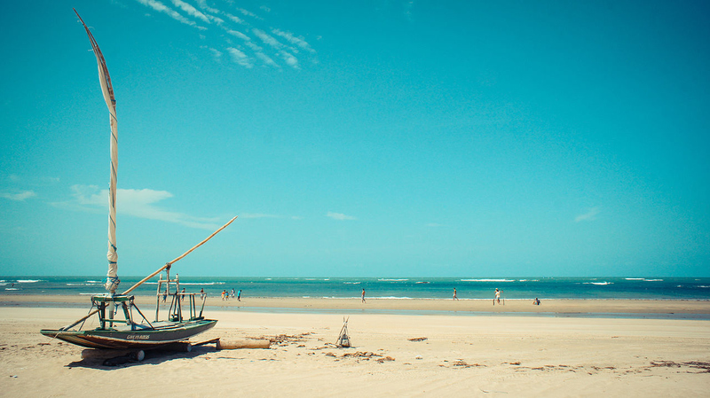 Praia de Flecheiras, um dos passeios para fazer em Fortaleza