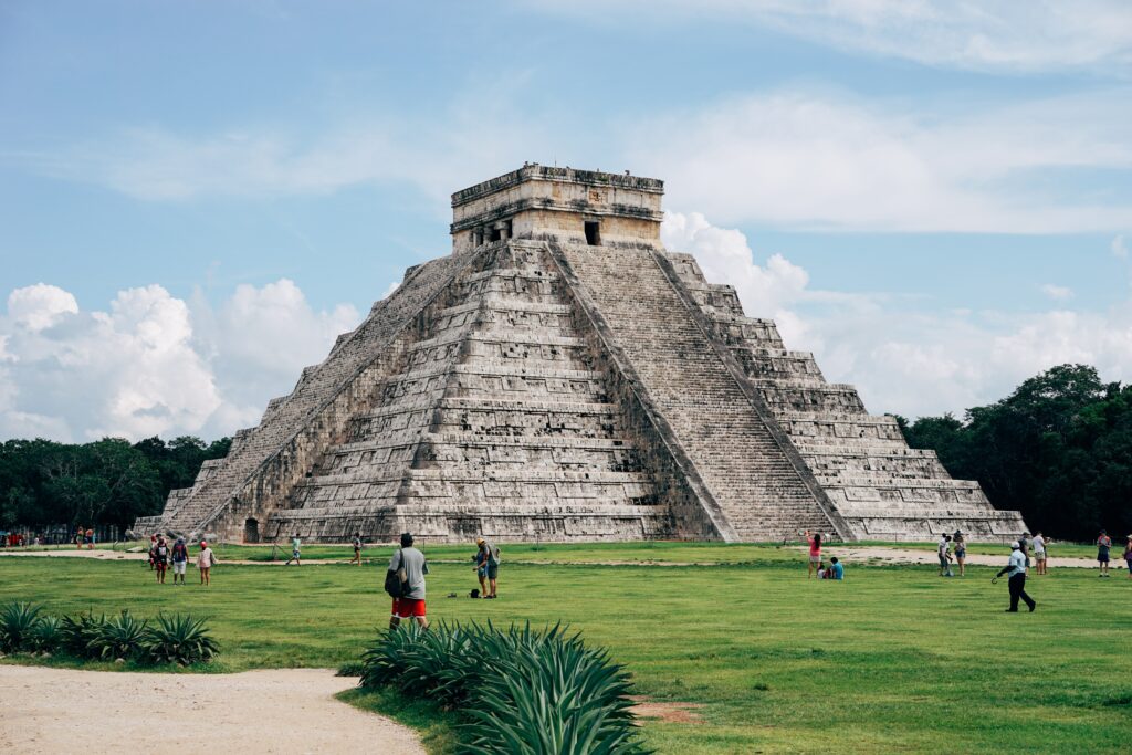 turista sobe piramide no mexico