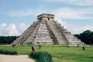 turista sobe piramide no mexico