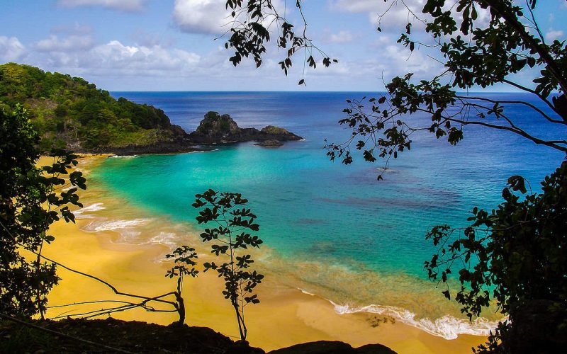 Baía do Sancho, a melhor praia do mundo, segundo ranking de site de turismo