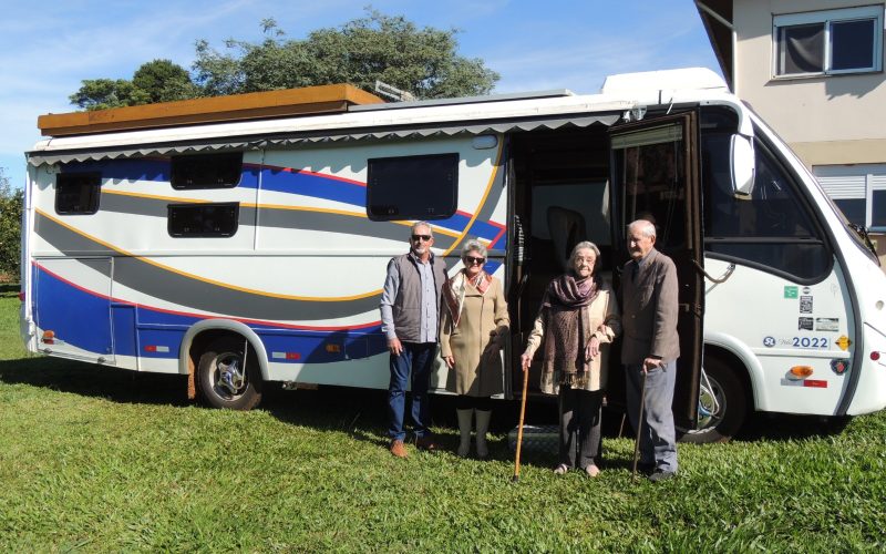 casal viajando de motor home