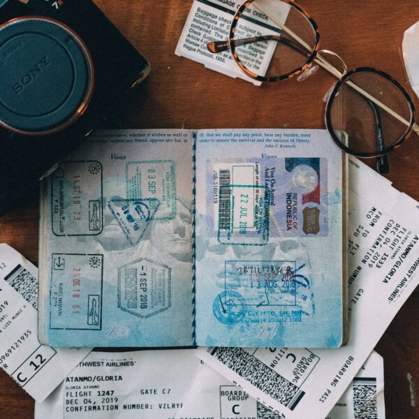 Passaportes mais poderosos do mundo 2023; Brasil sobe uma posição
