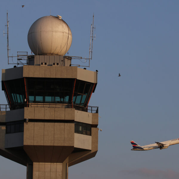 Greve dos controladores de voo pode prejudicar maiores aeroportos do Brasil