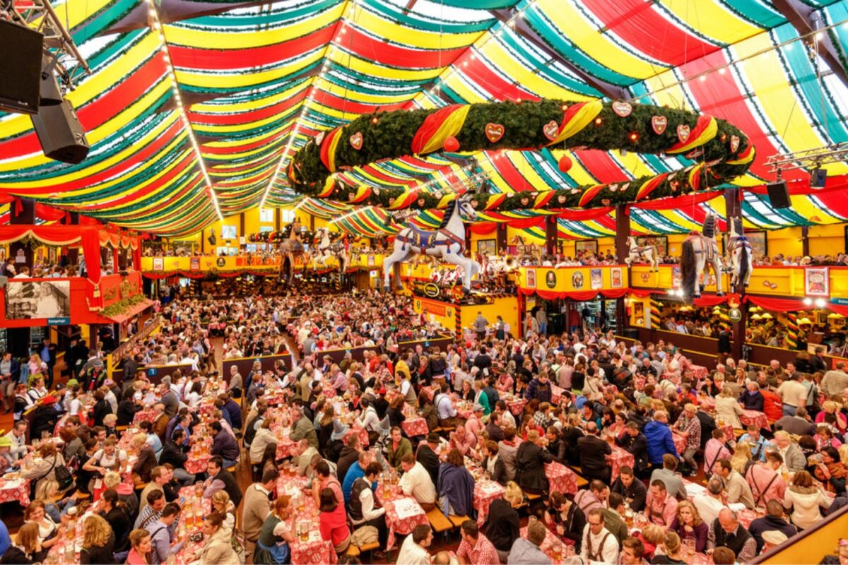 Oktoberfest blumenau adiada