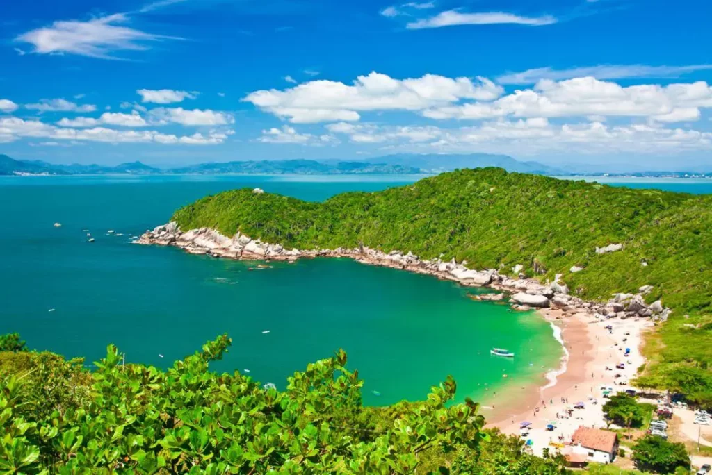 Praia de Bombinhas, em Santa Catarina. As 20 praias mais lindas de Santa Catarina em fotos. Bombinhas. 