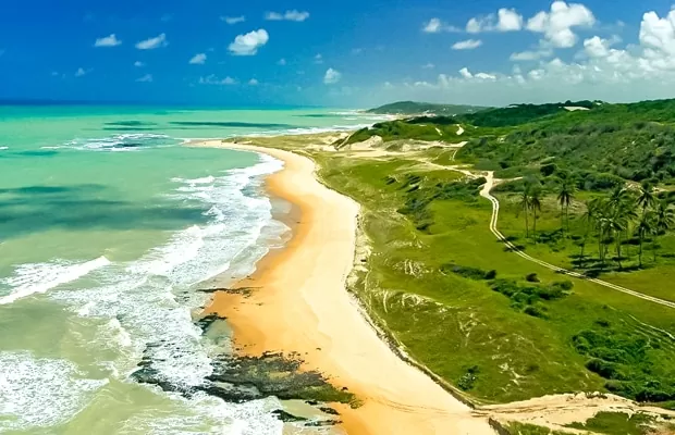 Praia do Sagi está entre as As 35 praias mais lindas do Nordeste em fotos 