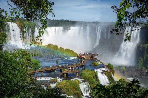 Cachoeira mais famosa do Brasil - Cataratas do Iguaçu. Foto: Shutterstock