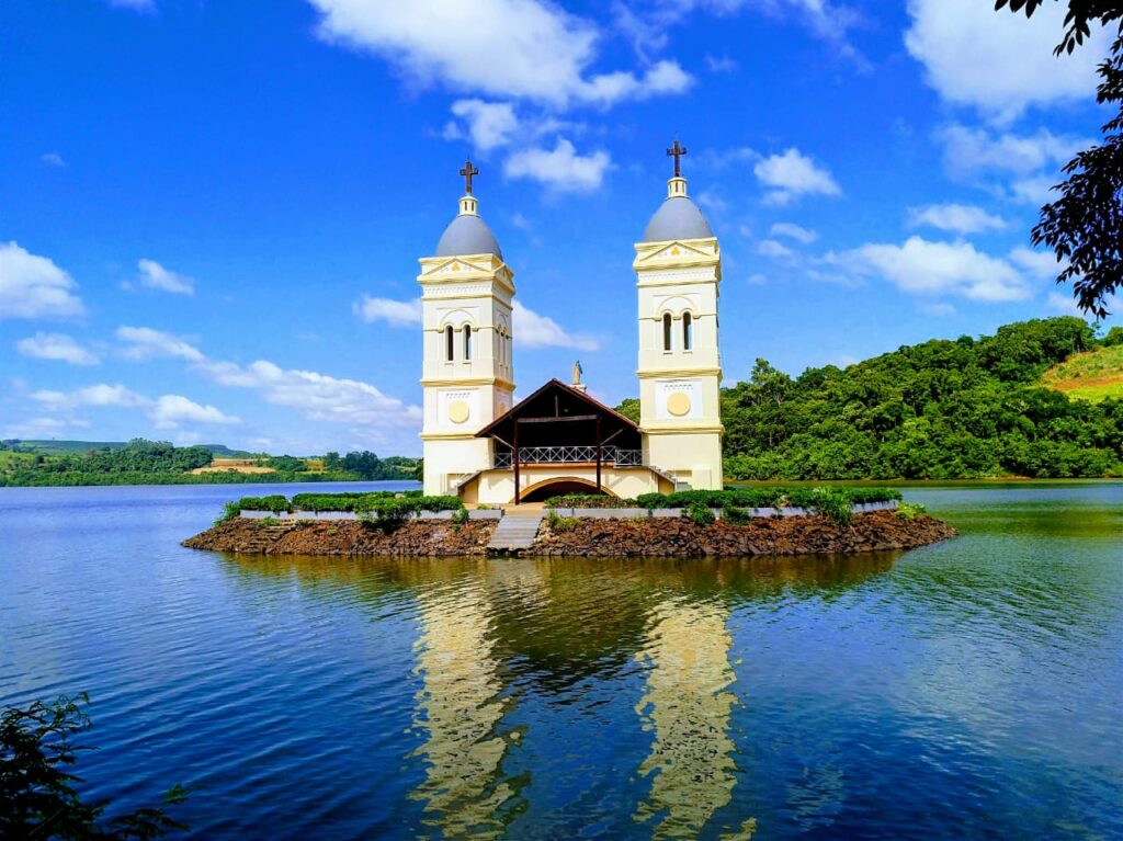 Destinos sustentáveis no Brasil. Igreja Submersa de Itá, Santa Catarina.
