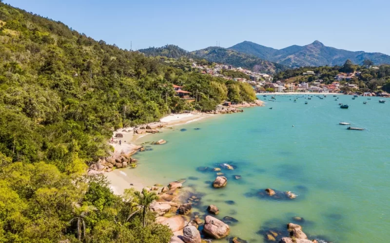 Praia Governador Celso Ramos, em Santa Catarina